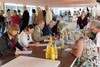 Beginn der Veranstaltung "Love & Diversity" bei den KunstFestSpielen Herrenhausen. Das Publikum füllt Fragebögen aus.