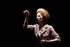 Eine Frau gestikuiert ins Publikum, verkleidet als Maggie Thatcher
