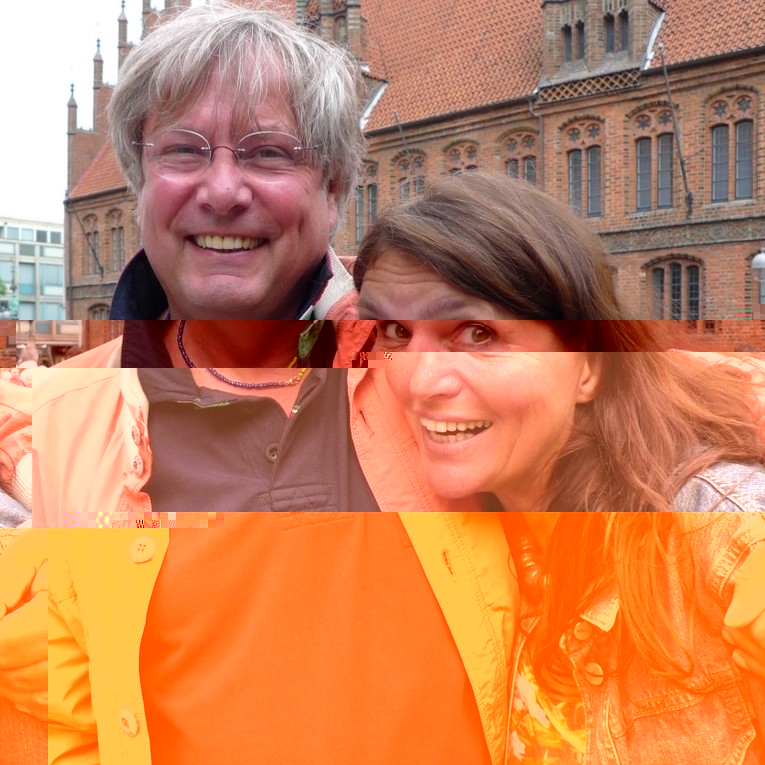 Foto von Irene und Johannes Janke, er hält sie im Arm