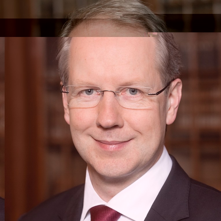 Portraitfoto von Oberbürgermeister Stefan Schostik mit Brille