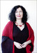 Portrait von Elena Kats-Chernin mit langer roter Robe um die Schultern