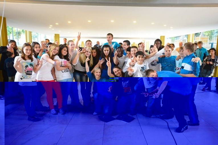 Gruppenbild von Jugendlichen im Arne-Jacobsen-Foyer