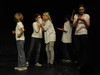 Pantomimewerkstatt: Fünf Kinder stellen auf der Bühne eine Szene dar
